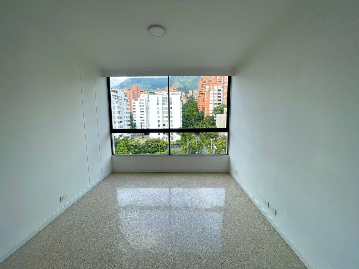 Apartamento Oportunidad para remodelar cerca de la Clínica Medellín del Poblado 4 BR