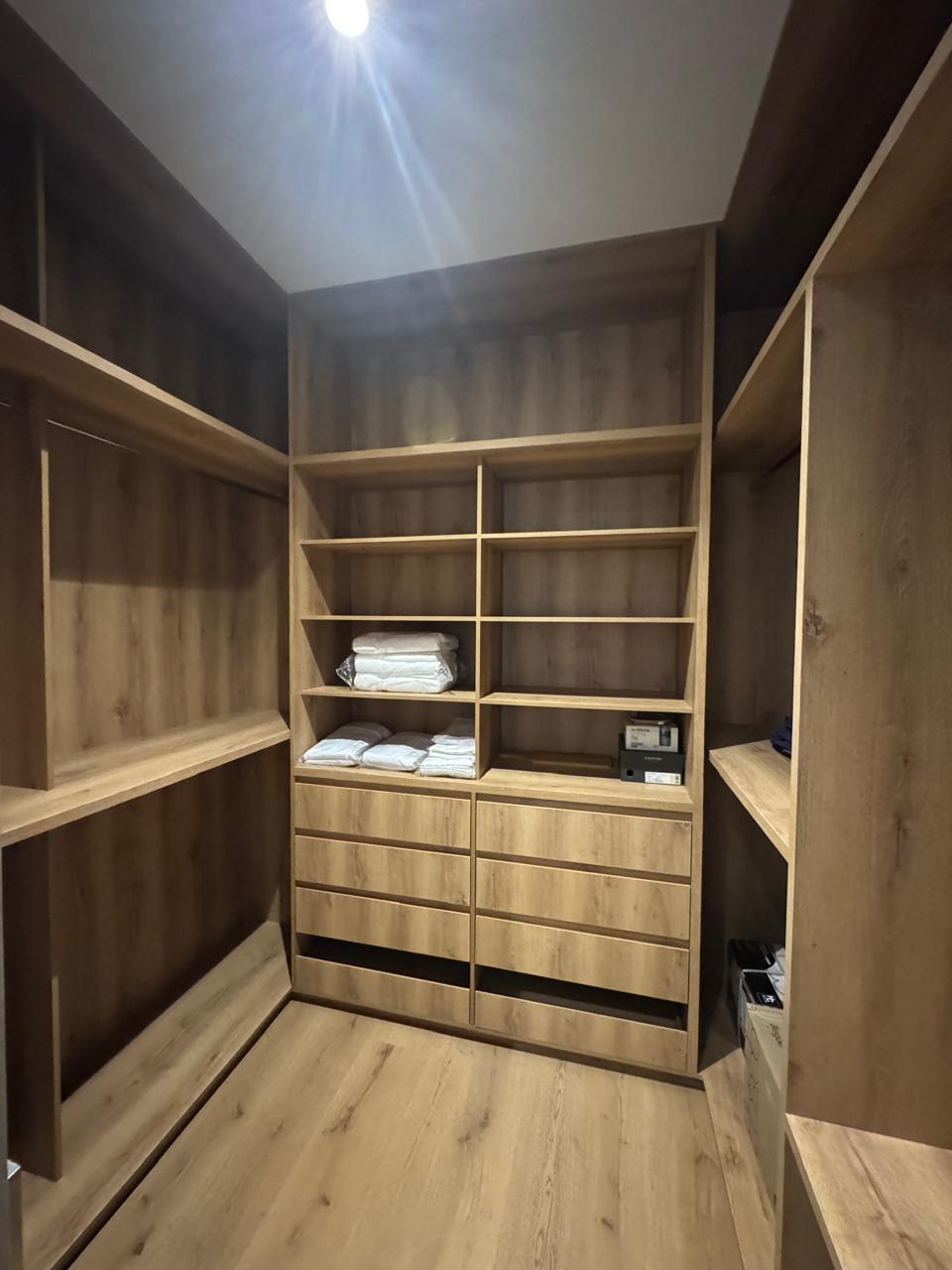 Apartamento con balcón tipo Terraza y Zonas Comunes de Lujo en Castropol, El Poblado