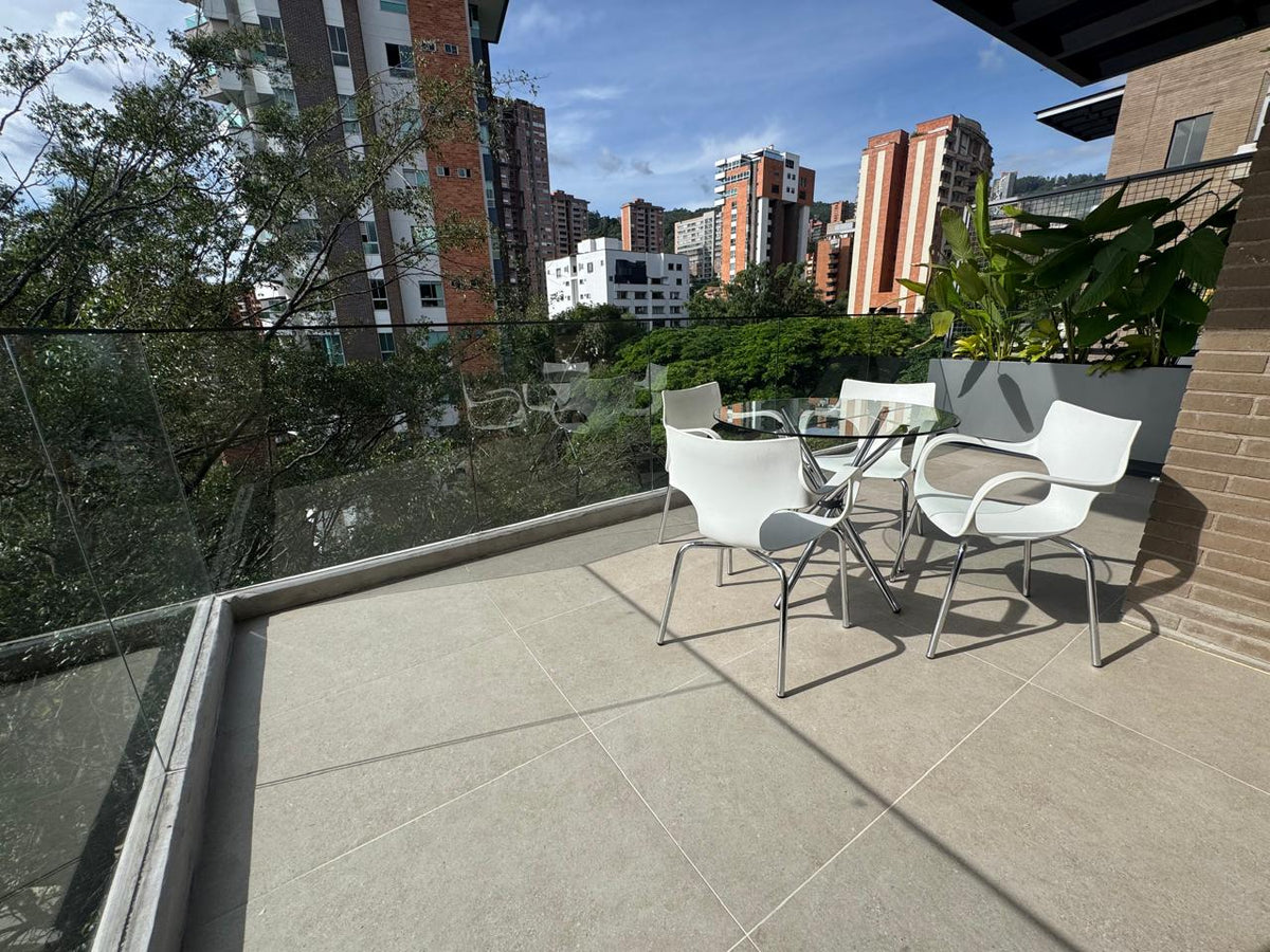 Apartamento con balcón tipo Terraza y Zonas Comunes de Lujo en Castropol, El Poblado