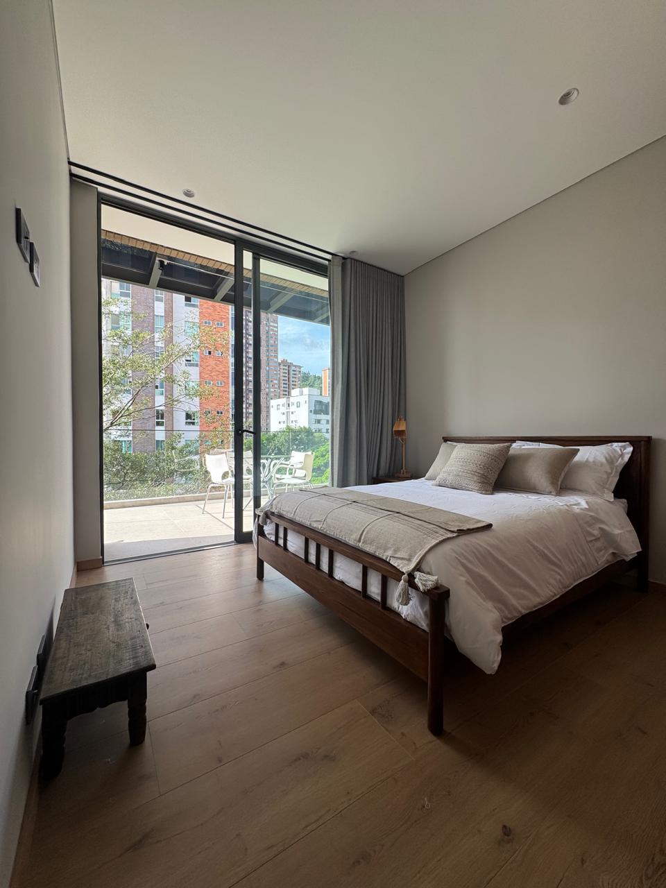 Apartamento con balcón tipo Terraza y Zonas Comunes de Lujo en Castropol, El Poblado