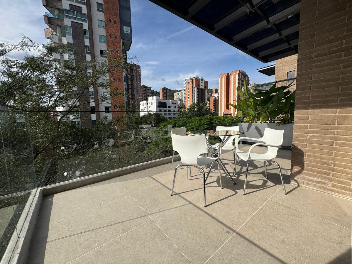 Apartamento con balcón tipo Terraza y Zonas Comunes de Lujo en Castropol, El Poblado