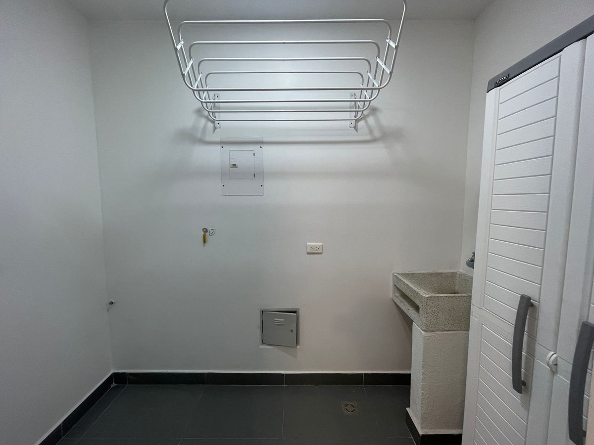 Apartamento con Vista a Reserva Natural en Las Lomas I – Diseño Moderno, Balcón y Luz Natural