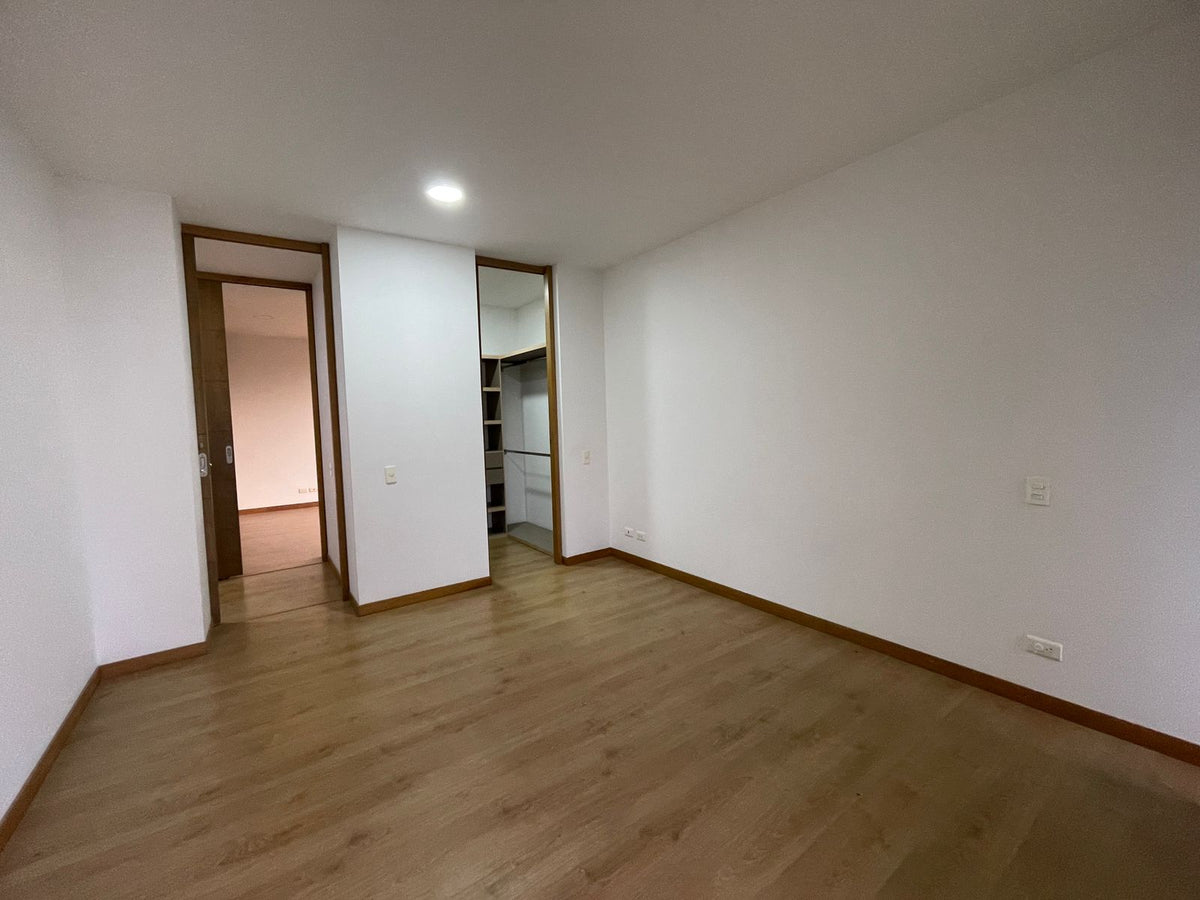 Apartamento con Vista a Reserva Natural en Las Lomas I – Diseño Moderno, Balcón y Luz Natural