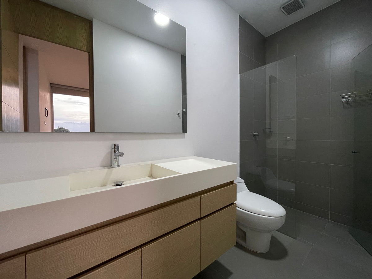 Apartamento con Vista a Reserva Natural en Las Lomas I – Diseño Moderno, Balcón y Luz Natural