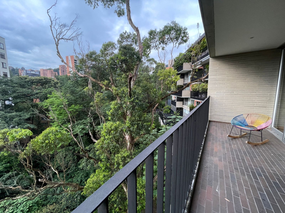 Apartamento con Vista a Reserva Natural en Las Lomas I – Diseño Moderno, Balcón y Luz Natural