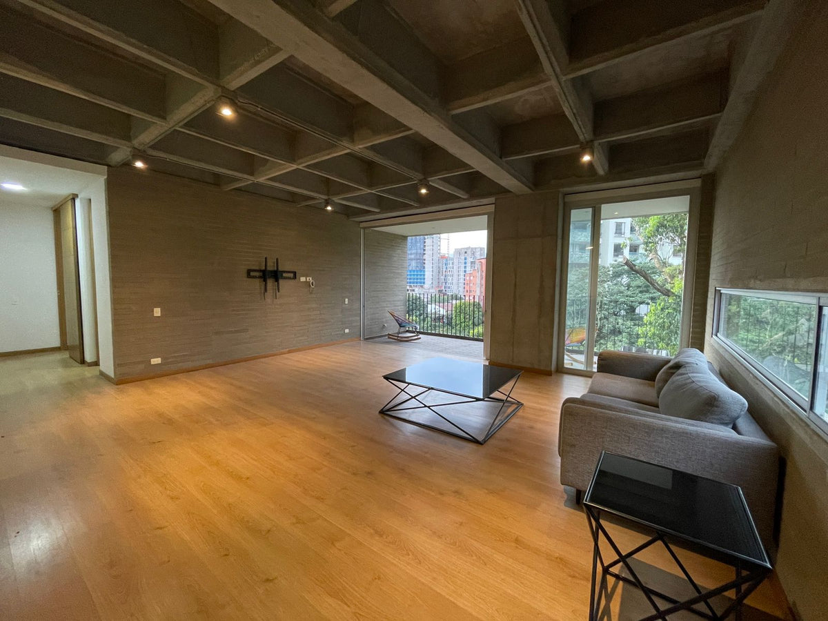 Apartamento con Vista a Reserva Natural en Las Lomas I – Diseño Moderno, Balcón y Luz Natural