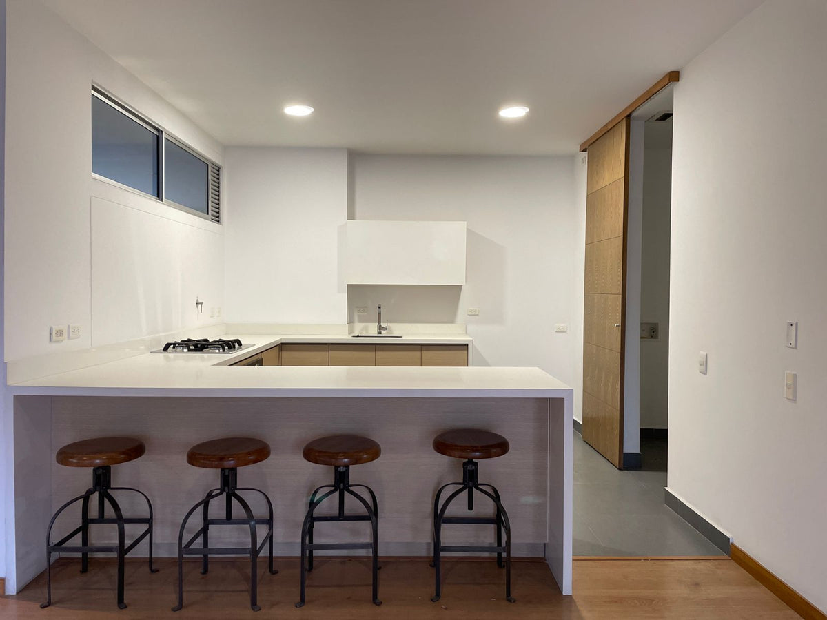 Apartamento con Vista a Reserva Natural en Las Lomas I – Diseño Moderno, Balcón y Luz Natural