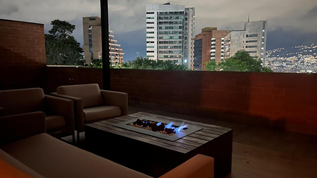Apartamento dúplex con terraza cerca de El Tesoro Mall del Este y Clínica El Rosario