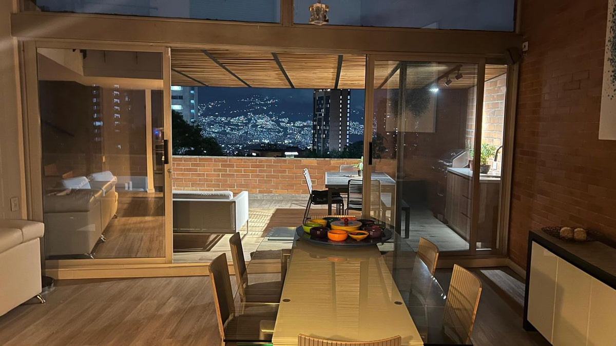 Apartamento dúplex con terraza cerca de El Tesoro Mall del Este y Clínica El Rosario