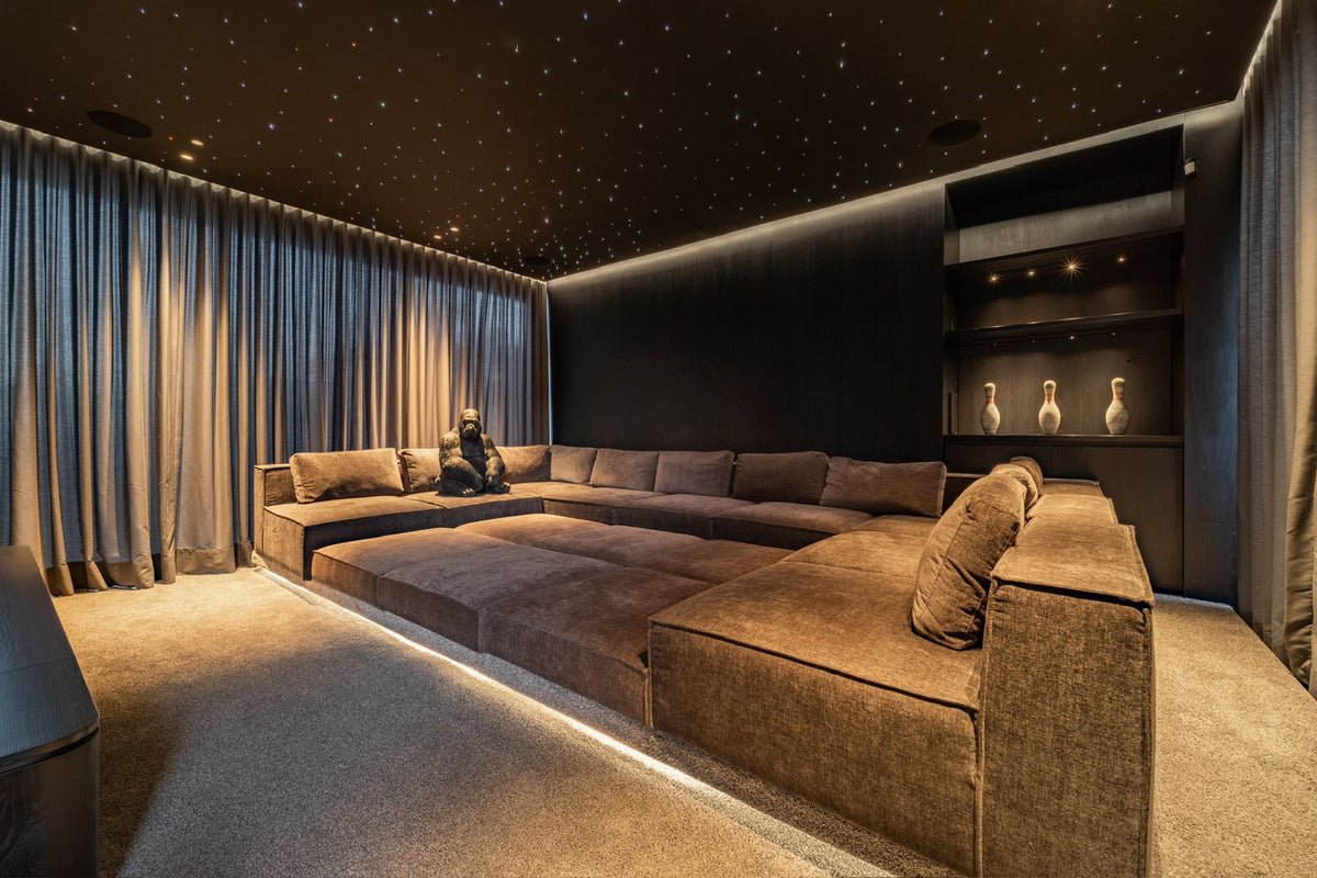 Casa domotizada con bosque nativo, espejo de agua y tecnología inteligente