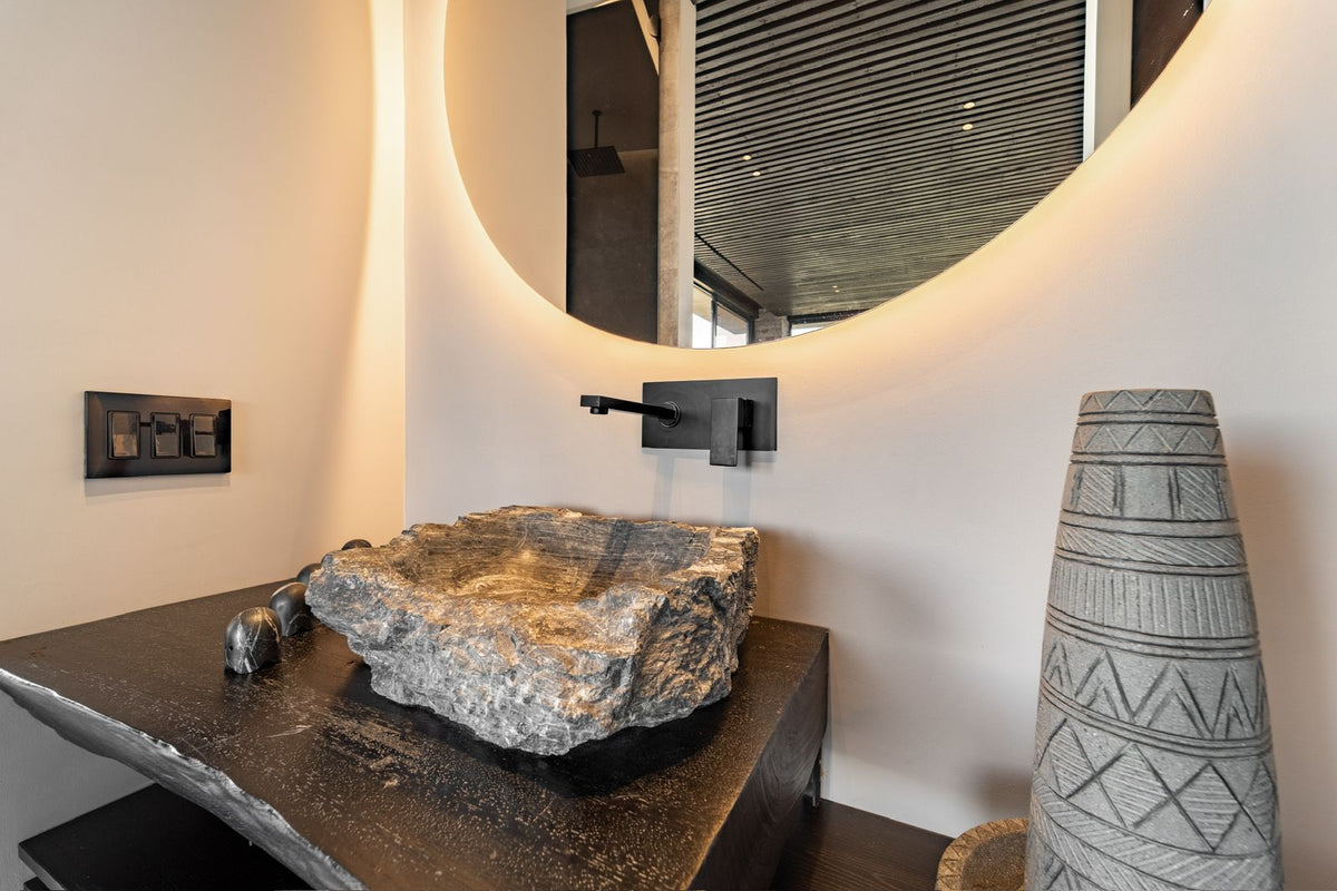 Casa domotizada con bosque nativo, espejo de agua y tecnología inteligente