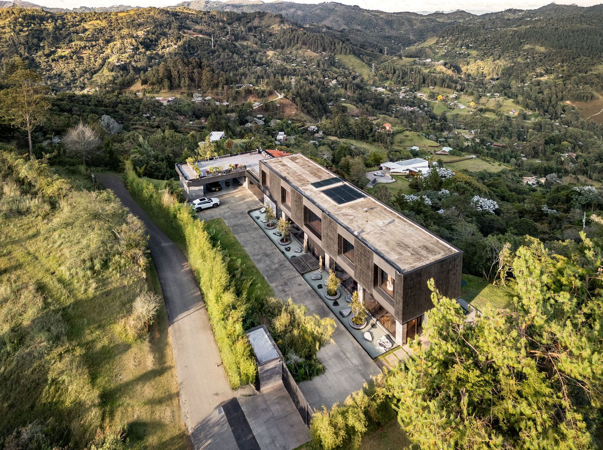 Casa domotizada con bosque nativo, espejo de agua y tecnología inteligente