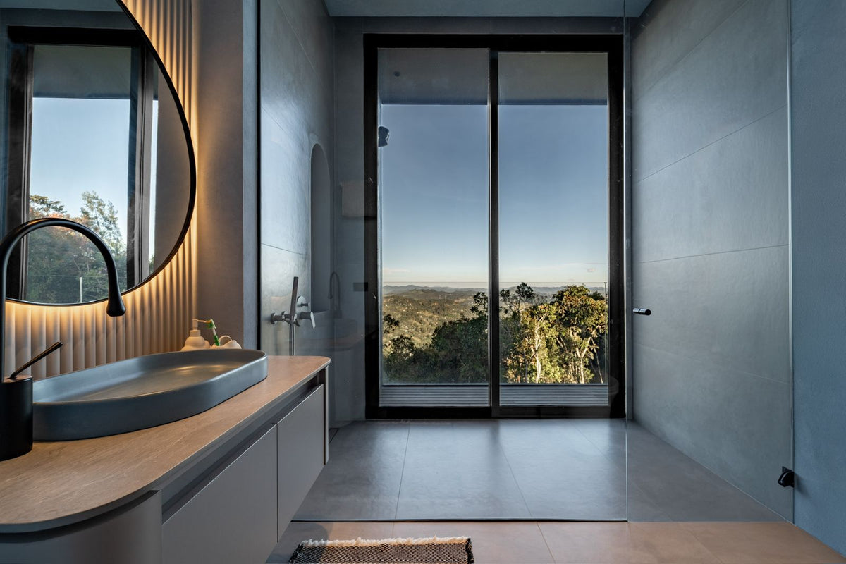 Casa domotizada con bosque nativo, espejo de agua y tecnología inteligente