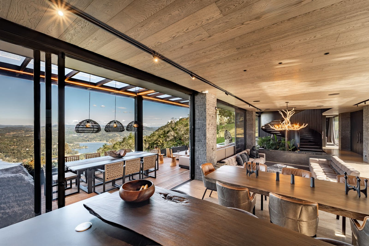 Casa domotizada con bosque nativo, espejo de agua y tecnología inteligente