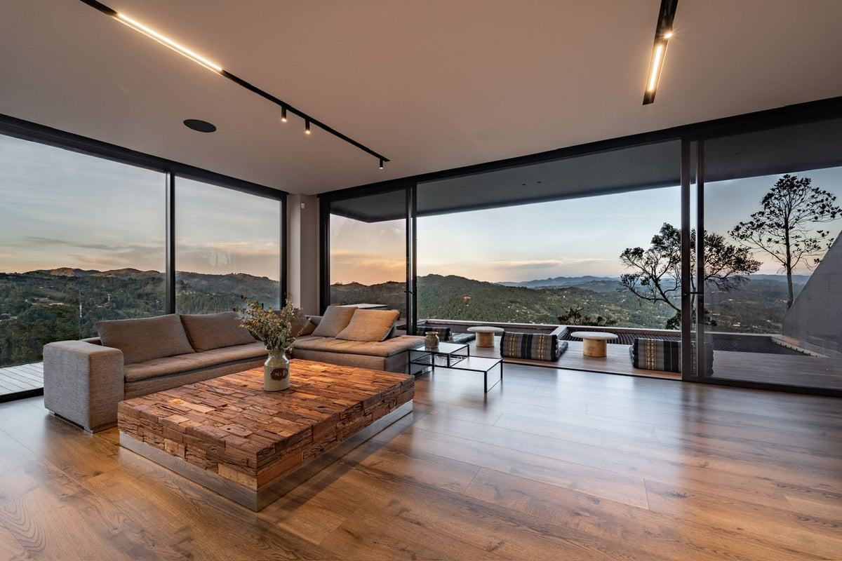 Casa domotizada con bosque nativo, espejo de agua y tecnología inteligente