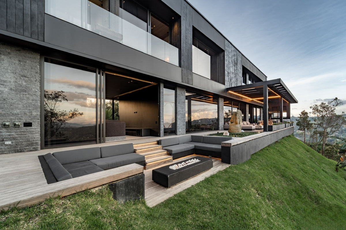 Casa domotizada con bosque nativo, espejo de agua y tecnología inteligente