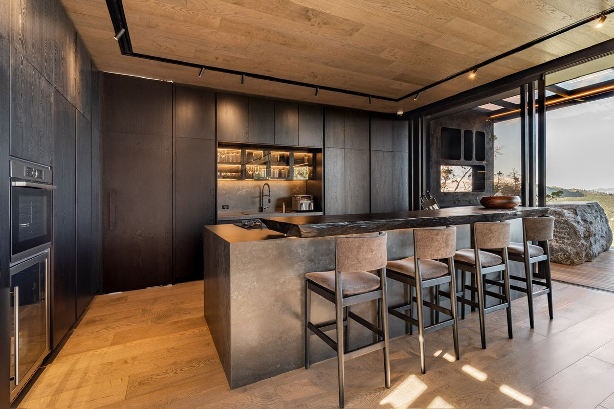 Casa domotizada con bosque nativo, espejo de agua y tecnología inteligente