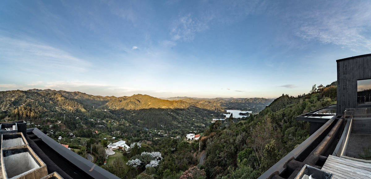 Casa domotizada con bosque nativo, espejo de agua y tecnología inteligente