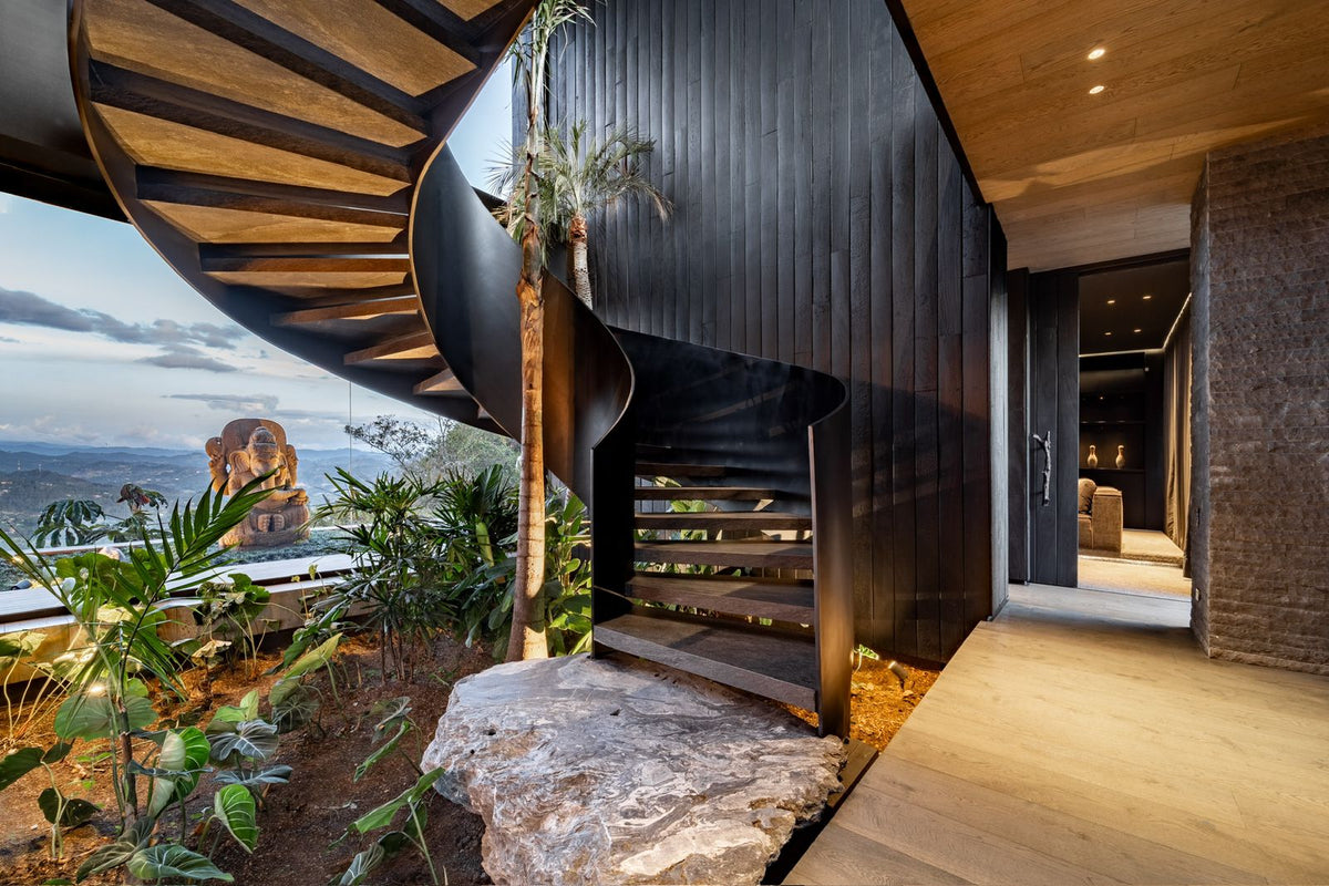 Casa domotizada con bosque nativo, espejo de agua y tecnología inteligente