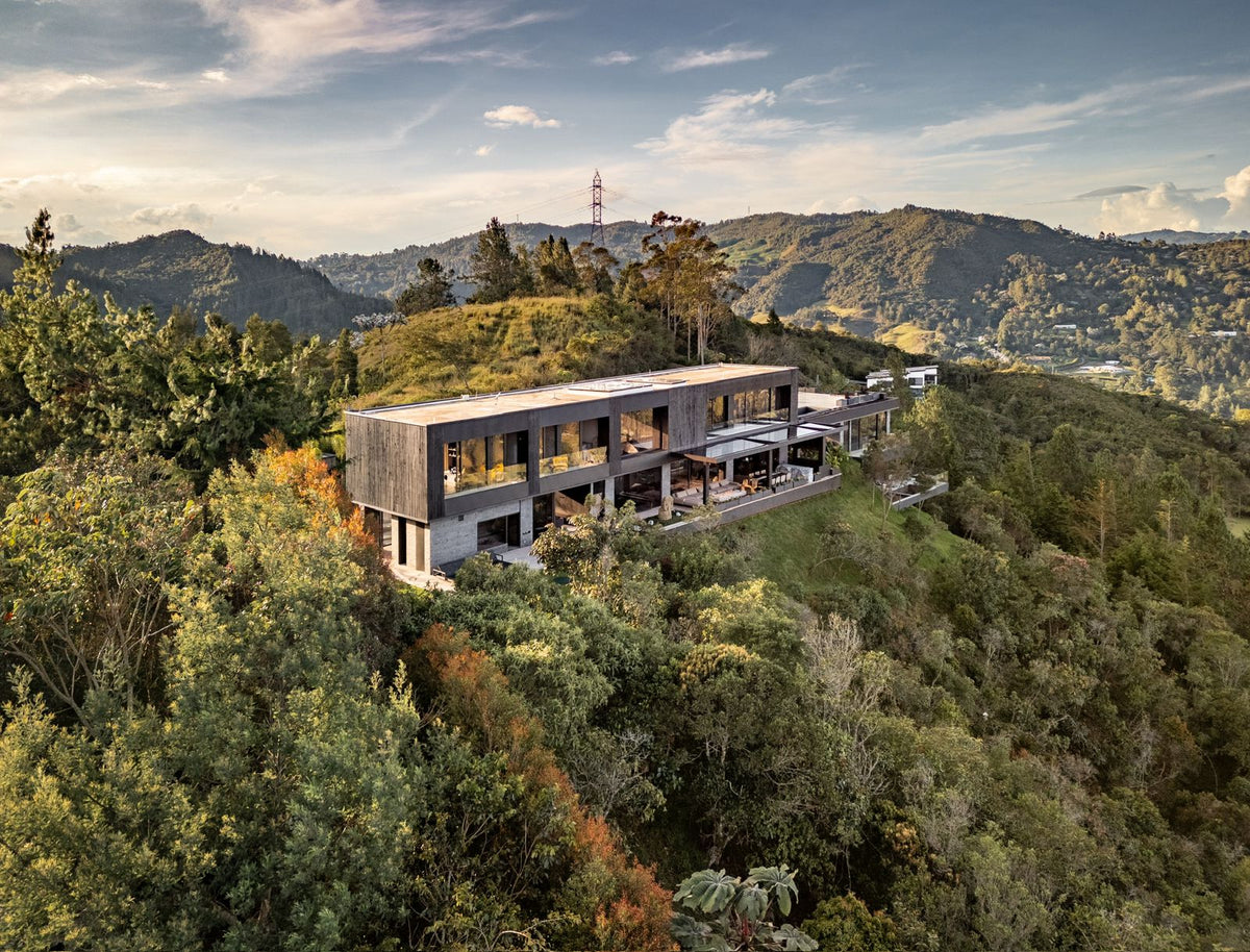 Casa domotizada con bosque nativo, espejo de agua y tecnología inteligente