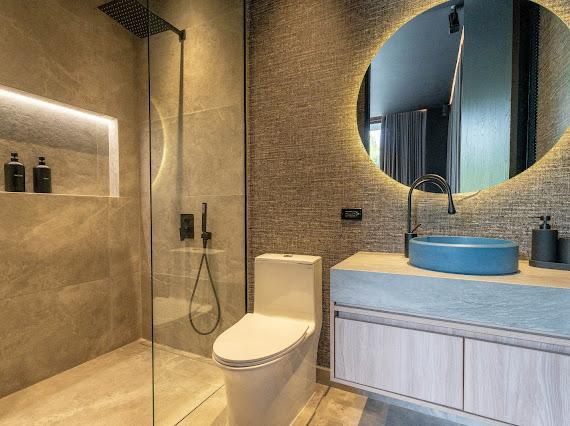 Casa domotizada con bosque nativo, espejo de agua y tecnología inteligente