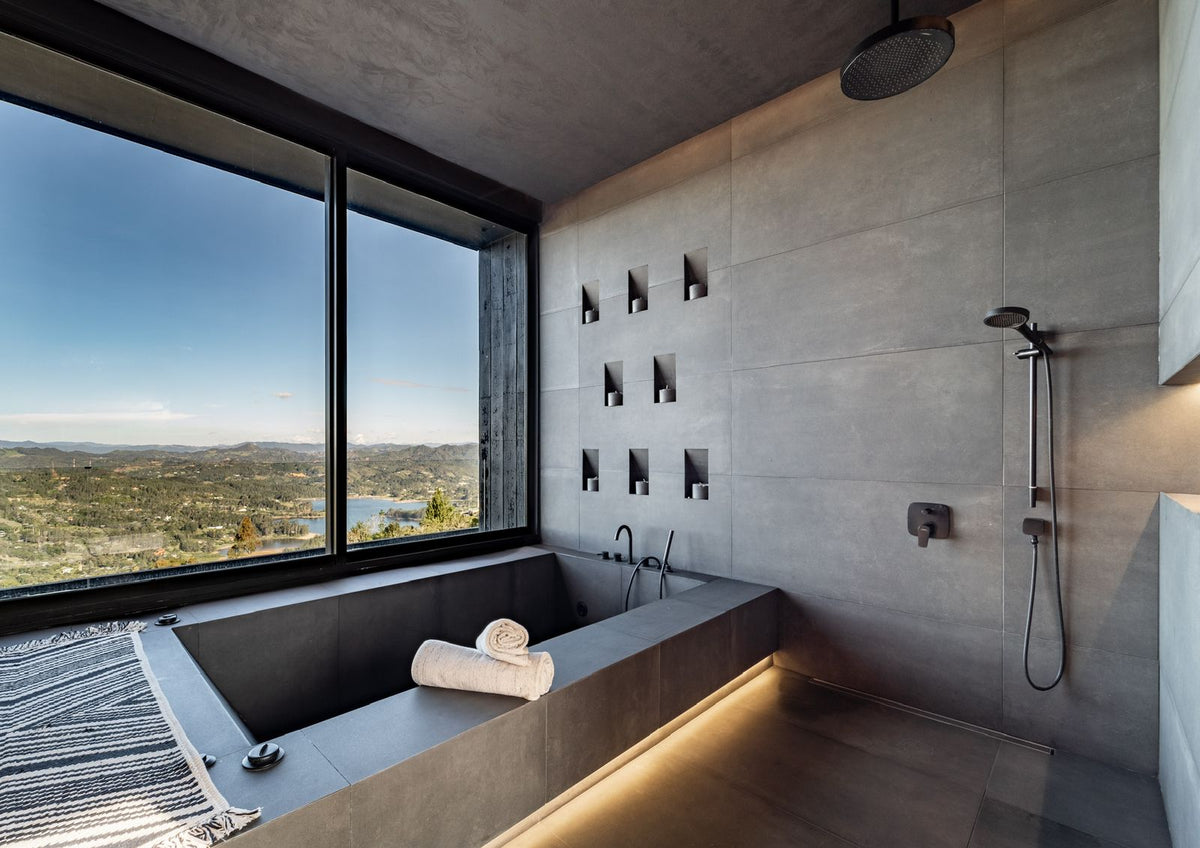 Casa domotizada con bosque nativo, espejo de agua y tecnología inteligente