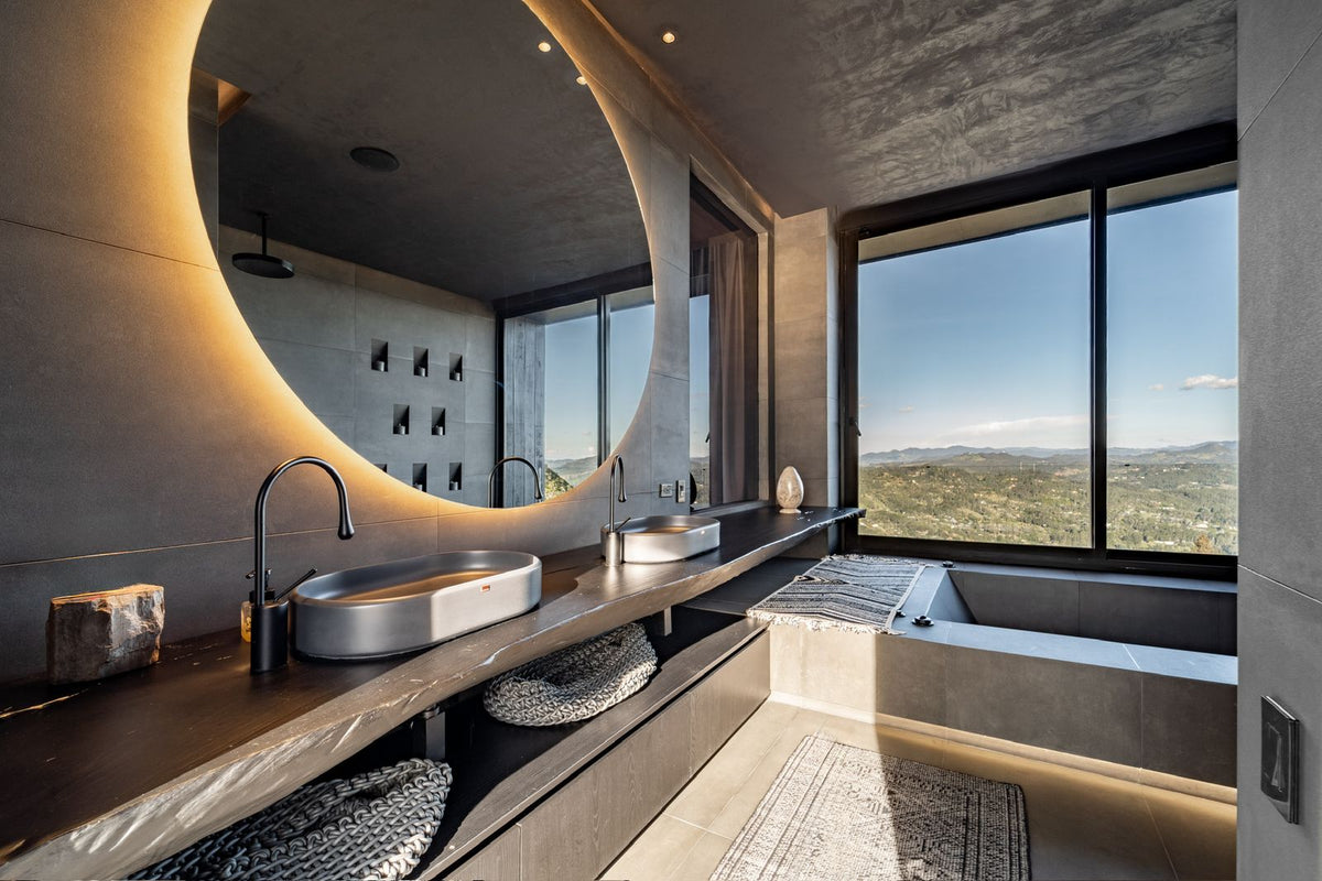 Casa domotizada con bosque nativo, espejo de agua y tecnología inteligente