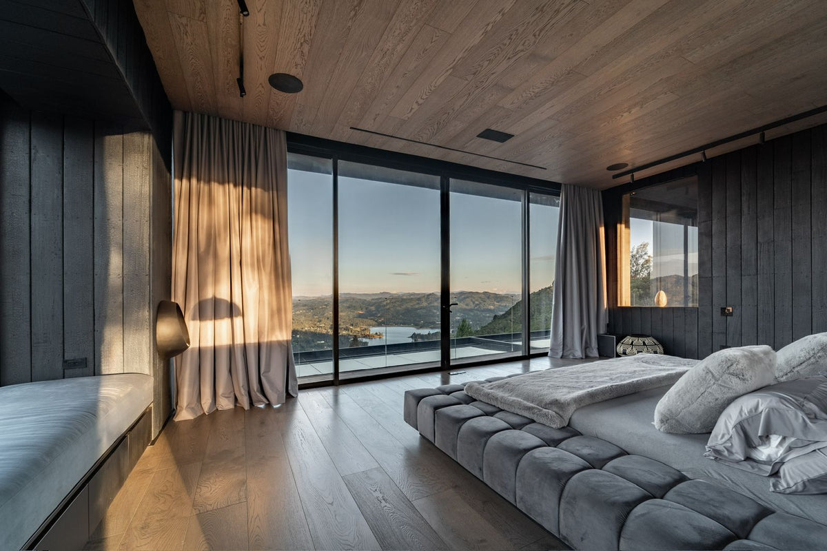 Casa domotizada con bosque nativo, espejo de agua y tecnología inteligente