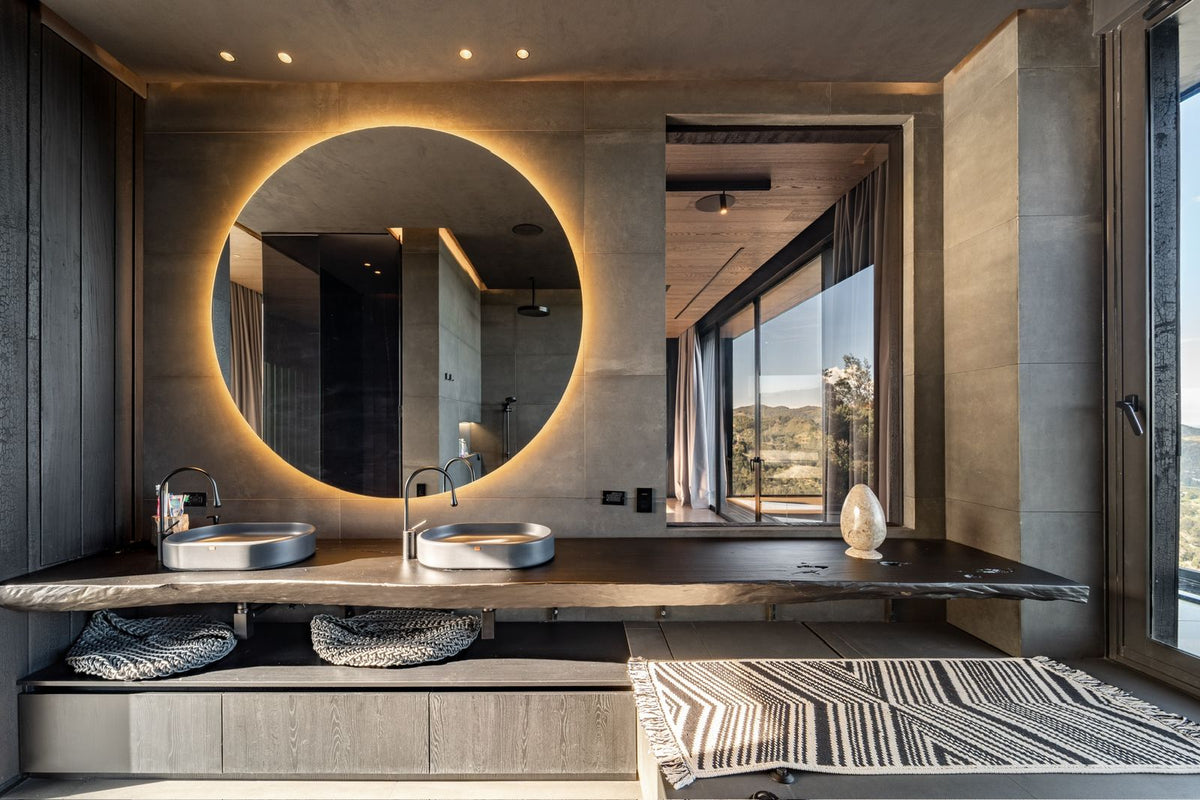 Casa domotizada con bosque nativo, espejo de agua y tecnología inteligente