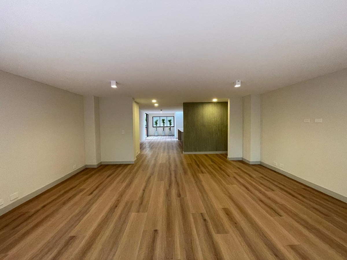 Apartamento remodelado en El Poblado con terrazas privadas y rodeado de naturaleza