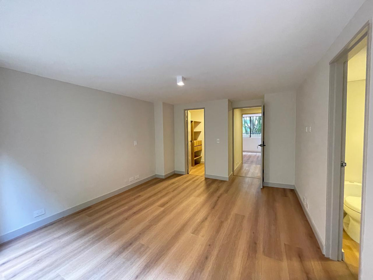 Apartamento remodelado en El Poblado con terrazas privadas y rodeado de naturaleza