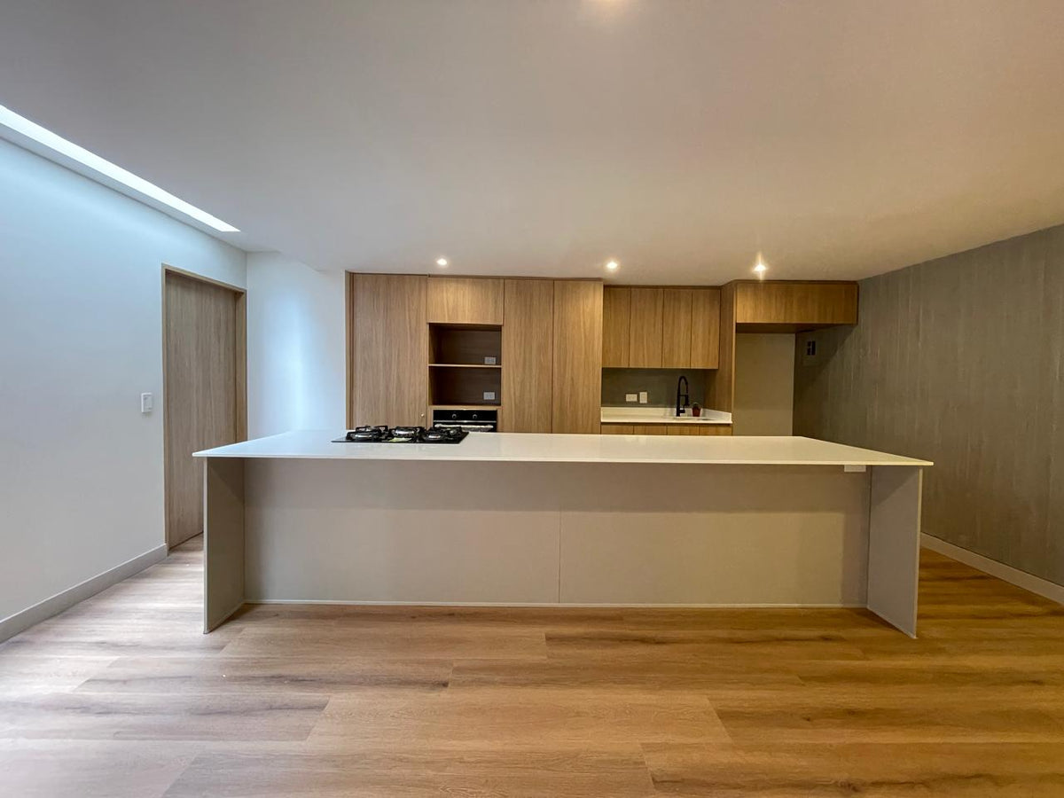 Apartamento remodelado en El Poblado con terrazas privadas y rodeado de naturaleza