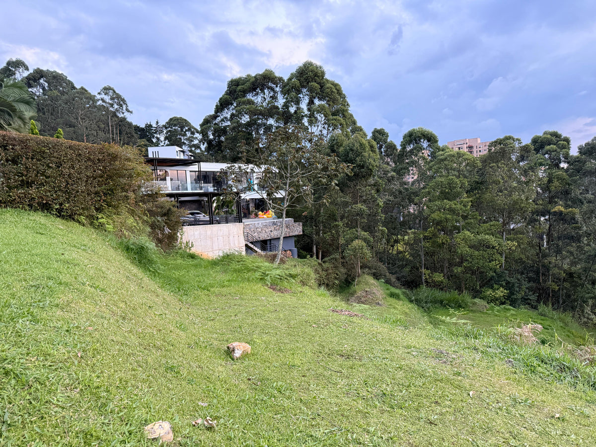 Lote en La Calera, El Poblado, con entorno natural y alto potencial de construcción