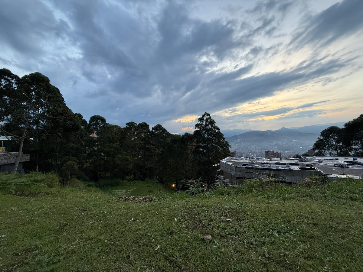 Lote en La Calera, El Poblado, con entorno natural y alto potencial de construcción