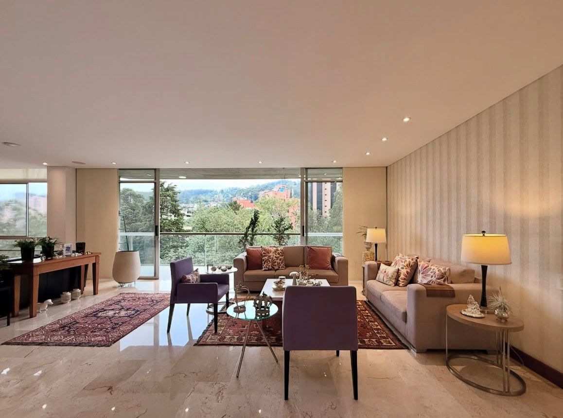 Apartamento amplio de 245 m² sector Las santas, El Poblado con 3 alcobas y balcón |VENDIDO|