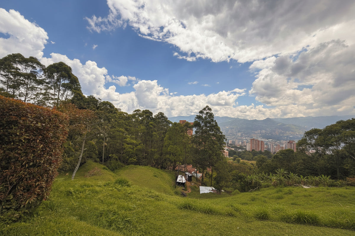 Lote en La Calera, El Poblado, con entorno natural y alto potencial de construcción