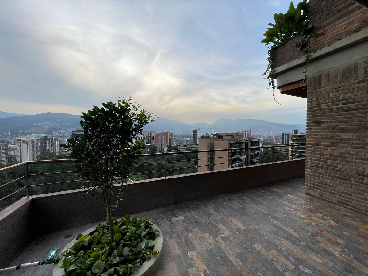 Apartamento Amoblado en El Poblado con Espectacular Terraza y Vista