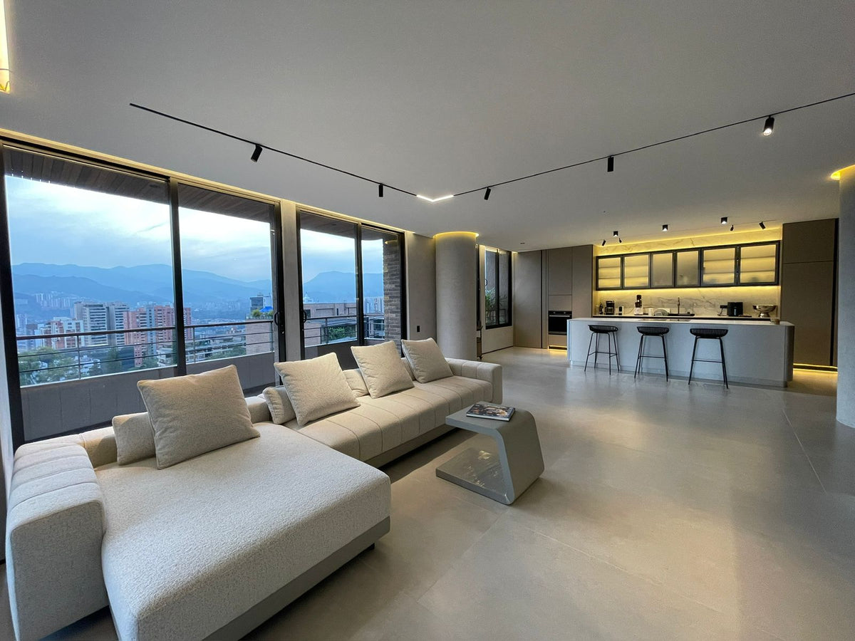 Apartamento Amoblado en El Poblado con Espectacular Terraza y Vista