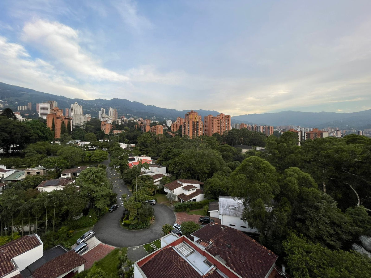 Apartamento Amoblado en El Poblado con Espectacular Terraza y Vista