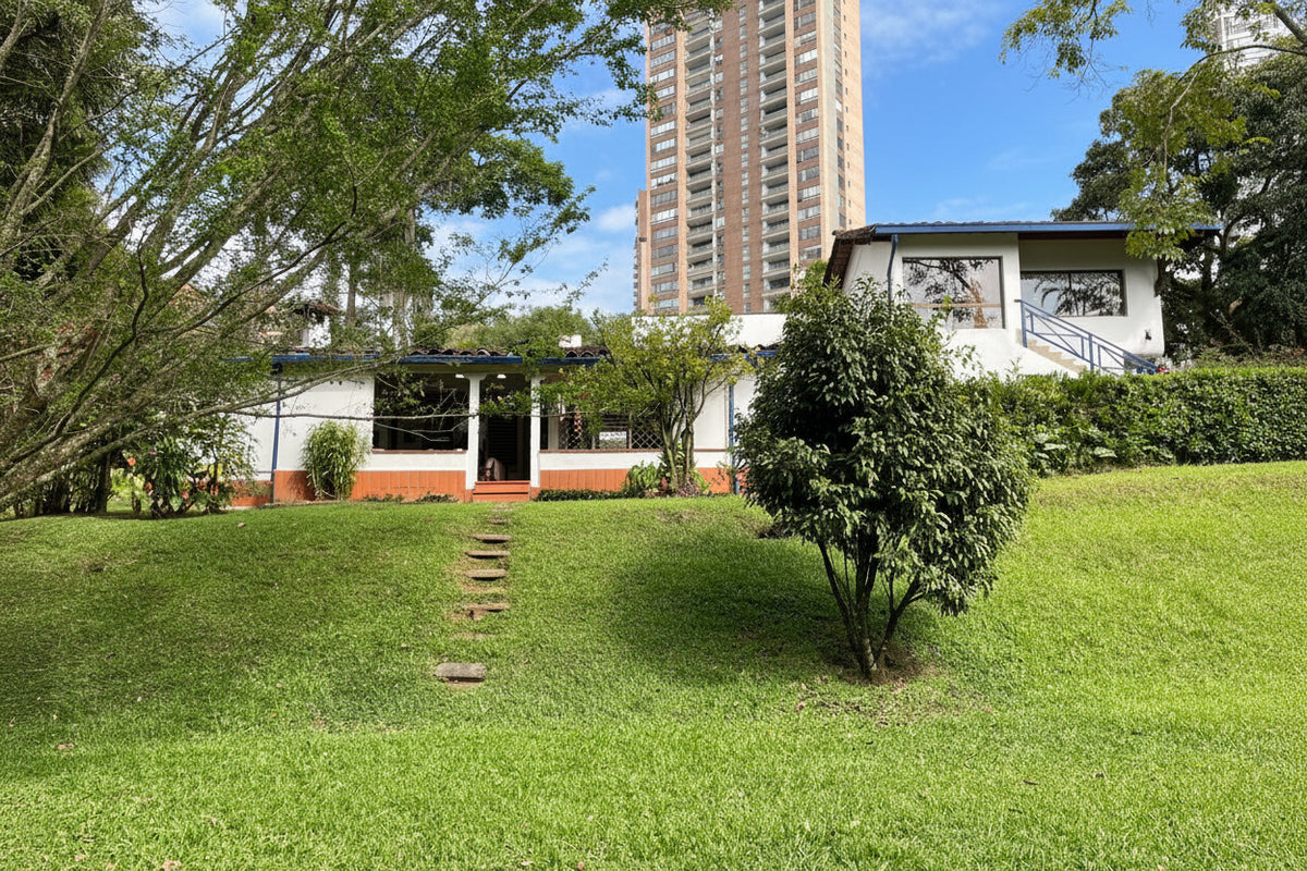 Casa de campo en la ciudad para Remodelar con Gran Lote de 1.155 m² en El Poblado