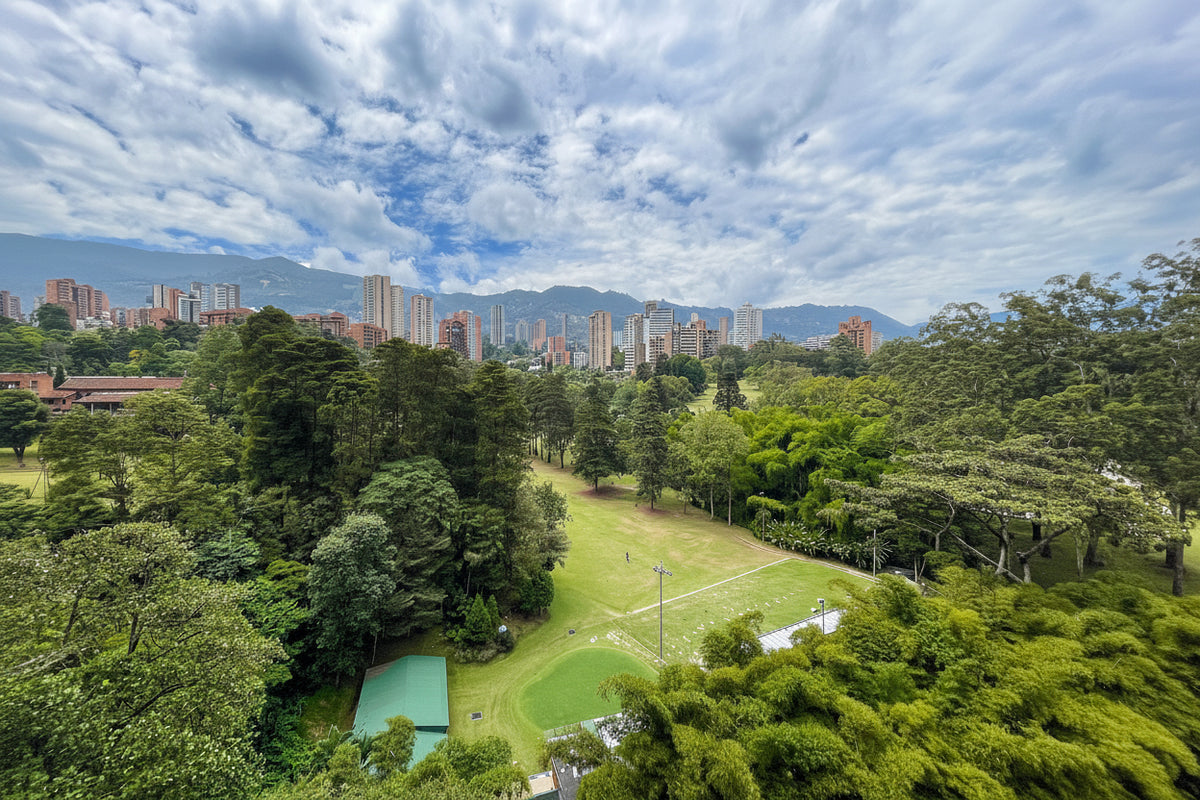 Vive frente al Club Campestre: apartamento con vista, amplitud y privacidad