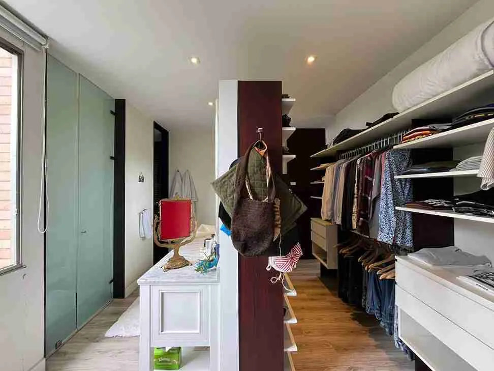 Apartamento moderno de 207 m² en El Poblado con sala y comedor integrados, espacios amplios y excelente iluminación.