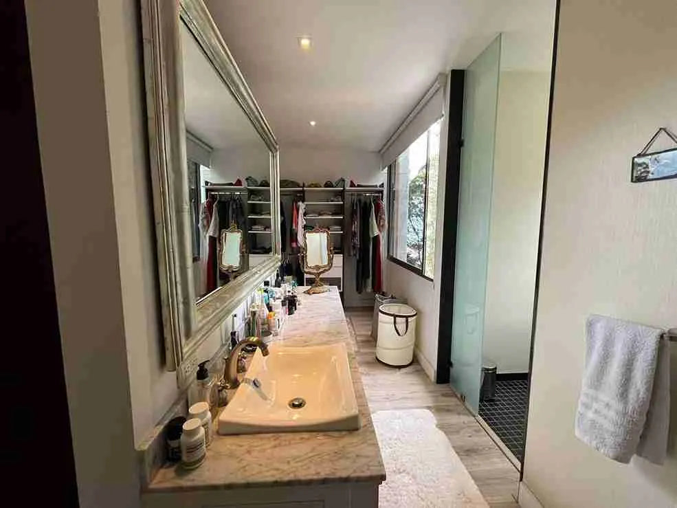 Apartamento moderno de 207 m² en El Poblado con sala y comedor integrados, espacios amplios y excelente iluminación.