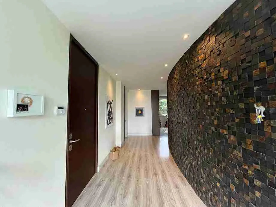 Apartamento moderno de 207 m² en El Poblado con sala y comedor integrados, espacios amplios y excelente iluminación.