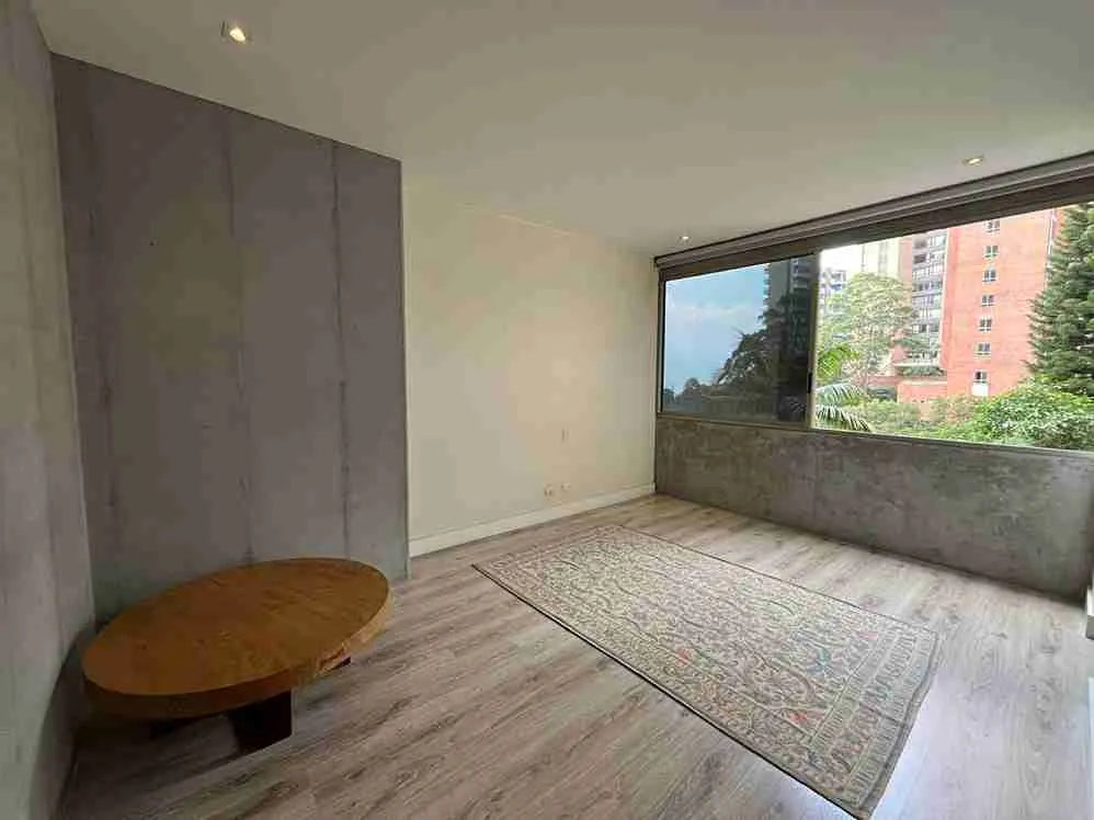 Apartamento moderno de 207 m² en El Poblado con sala y comedor integrados, espacios amplios y excelente iluminación.