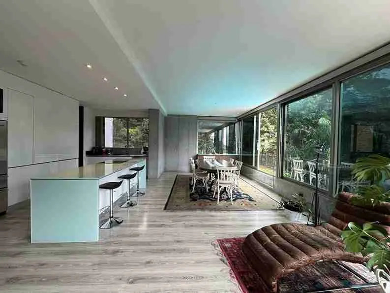 Habitación principal con vestier y baño privado, ideal para quienes buscan confort y privacidad.