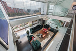 Moderna sala con ventanales de piso a techo y salida directa a una terraza con vista 360°, en apartamento de lujo en El Poblado Medellín.