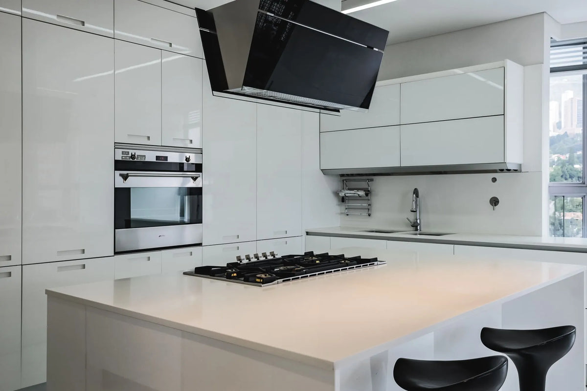 Espaciosa cocina abierta con acabados de lujo y acceso a la terraza con BBQ y zona social, en apartamento en venta en El Tesoro Medellín.