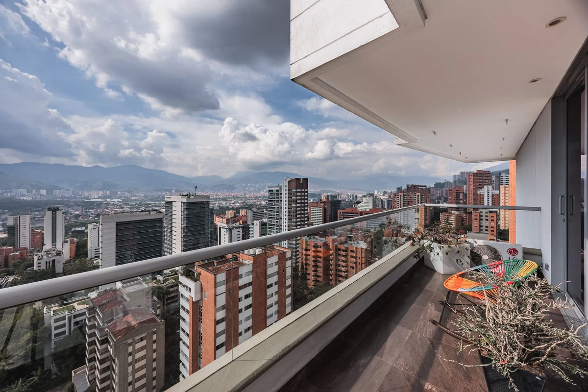 Vista aérea del penthouse tríplex con terraza en la Milla de Oro de Medellín, con jacuzzi y BBQ, ideal para quienes buscan apartamentos en venta en El Poblado con vista panorámica.