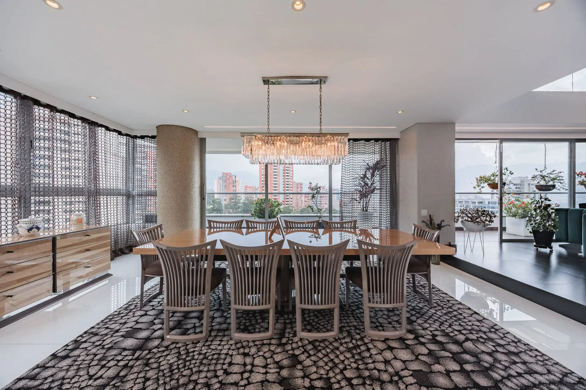 Espaciosa cocina abierta con acabados de lujo y acceso a la terraza con BBQ y zona social, en apartamento en venta en El Tesoro Medellín.